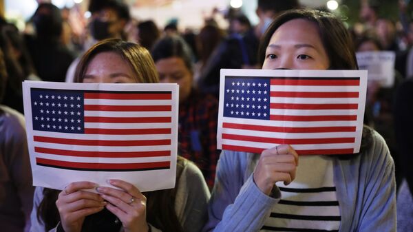 Китайские девушки держат флаги США - Sputnik Абхазия