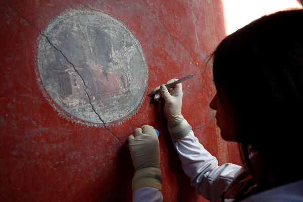 Археолог реставрирует фреску на вилле Casa degli Amanti в Помпеях - Sputnik Абхазия