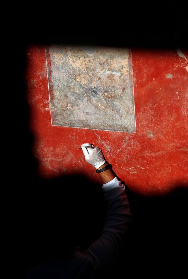 Археолог реставрирует фреску на вилле Casa degli Amanti в Помпеях - Sputnik Абхазия