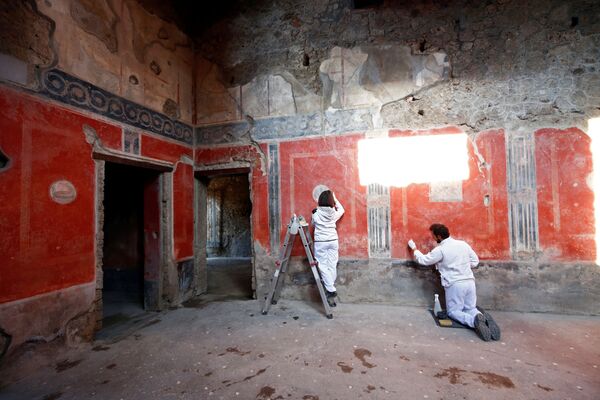 Работа археологов в Casa degli Amanti, одном из трех отреставрированных домов, открытых для публики в Помпеях - Sputnik Абхазия