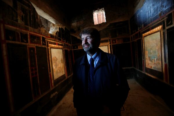 Министр культуры Италии Дарио Франческини рассматривает фрески в доме, открытом для публики в Помпеях - Sputnik Абхазия