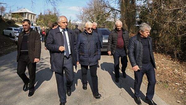 Премьер-министр Валерий Бганба совершил рабочую поездку в Гагрский и Гаудаутский районы - Sputnik Абхазия