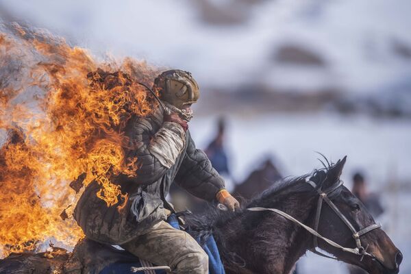 Каскадер во время показательных выступлений в рамках чемпионата по традиционной конной игре кок-бору в Киргизии. - Sputnik Абхазия