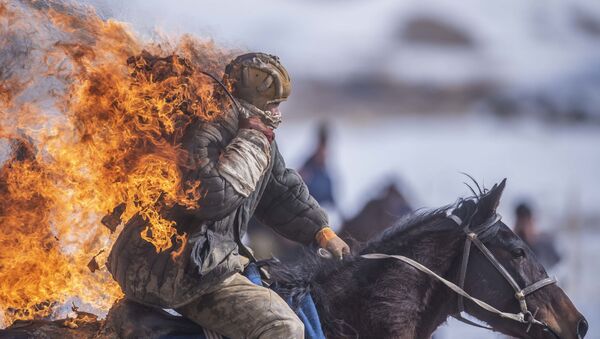 Каскадер во время показательных выступлений в рамках чемпионата по традиционной конной игре кок-бору в Киргизии. - Sputnik Абхазия