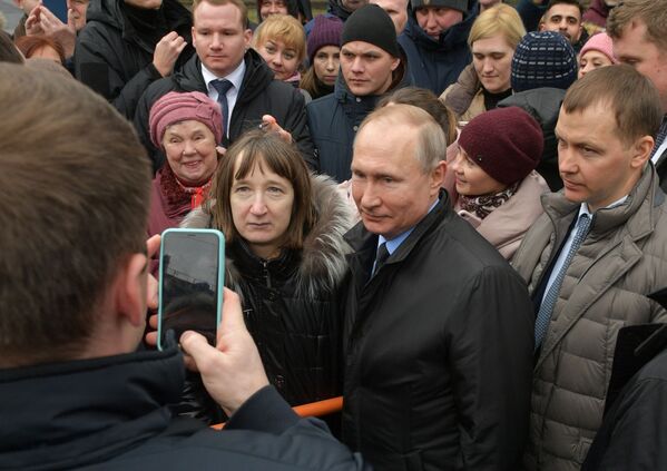 Владимир Путин фотографируется с жителями Санкт-Петербурга - Sputnik Абхазия