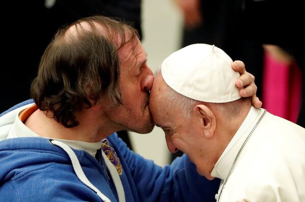Мужчина целует Папу Римского Франциска в Ватикане - Sputnik Абхазия
