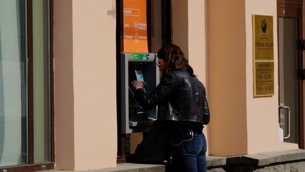 Девушка у банкомата - Sputnik Абхазия