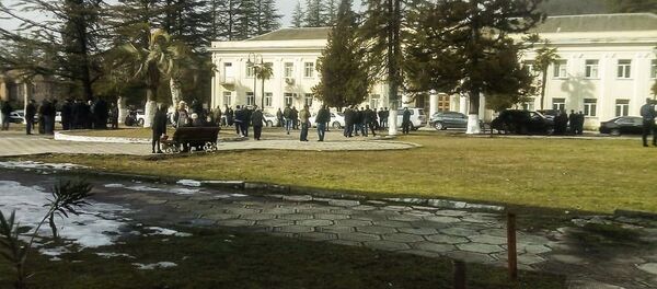 у администрации города Ткуарчал собралась группа граждан, которая заблокировала вход в здание  у администрации города Ткуарчал собралась группа граждан, которая заблокировала вход в здание  - Sputnik Абхазия