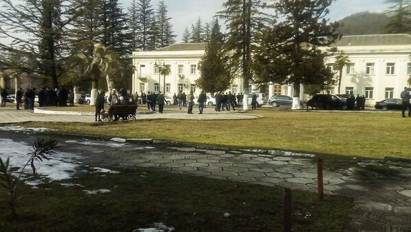 у администрации города Ткуарчал собралась группа граждан, которая заблокировала вход в здание  - Sputnik Абхазия