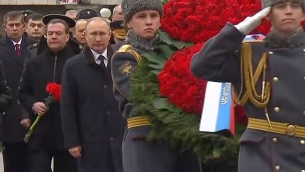 Владимир Путин возложил венок к Могиле Неизвестного Солдата - Sputnik Абхазия