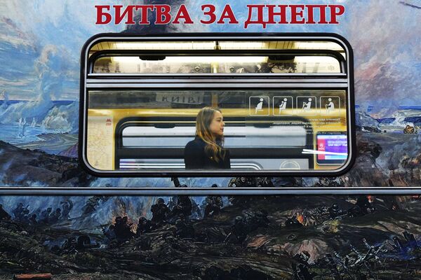 Надпись Битва за Днепр на тематическом поезде метро Путь к Победе - Sputnik Абхазия