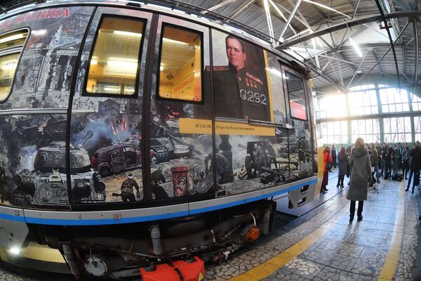 Портрет маршала Жукова на новом тематическом поезде метро Путь к Победе - Sputnik Абхазия