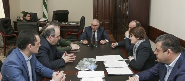 Валерий Бганба провёл совещание о мерах по предупреждению распространения коронавируса на территории Абхазии Валерий Бганба провёл совещание о мерах по предупреждению распространения коронавируса на территории Абхазии - Sputnik Аҧсны