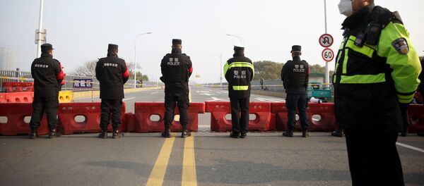 Полиция стоит на контрольно-пропускном пункте у моста через реку Янцзы  - Sputnik Абхазия