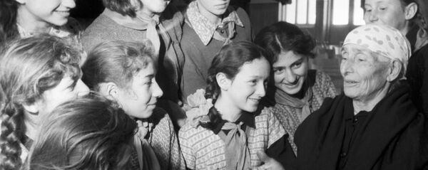 Старейшая жительница абхазского села Кутол Хьфаф Кутол во время встречи с школьниками. - Sputnik Аҧсны