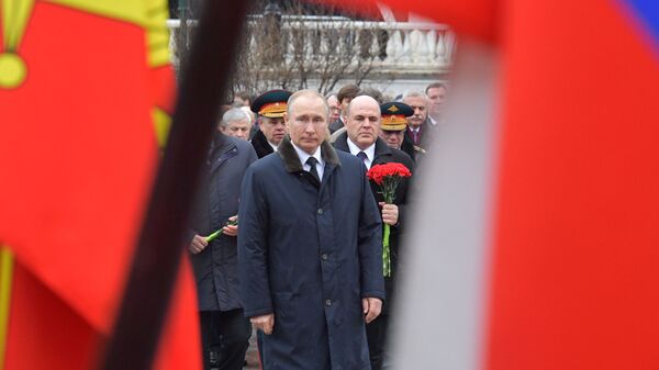 Президент РФ Владиир Путин и премьер-министр РФ Михаил Мишустин на церемонии возложения цветов к Могиле Неизвестного Солдата - Sputnik Абхазия