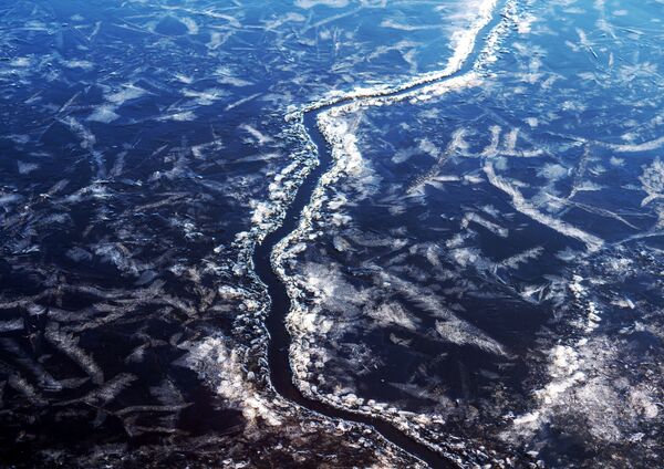 Тонкий лед на Онежском озере в районе Петрозаводска - Sputnik Абхазия