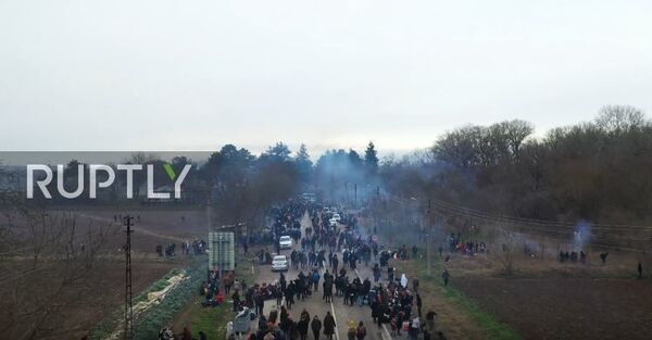 Турция: видели беженцев, собравшихся на границе с Грецией - кадры беспилотника Турция: видели беженцев, собравшихся на границе с Грецией - кадры беспилотника - Sputnik Абхазия