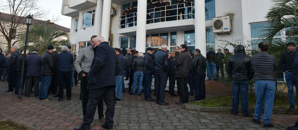 Сторонники Бжания у штаба Сторонники Бжания у штаба - Sputnik Абхазия