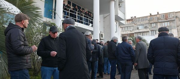 Сторонники Бжания у штаба - Sputnik Абхазия