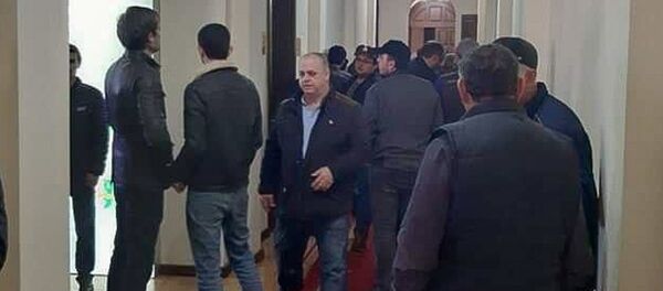 Собравшиеся у Кабмина вошли внутрь здания Собравшиеся у Кабмина вошли внутрь здания - Sputnik Абхазия