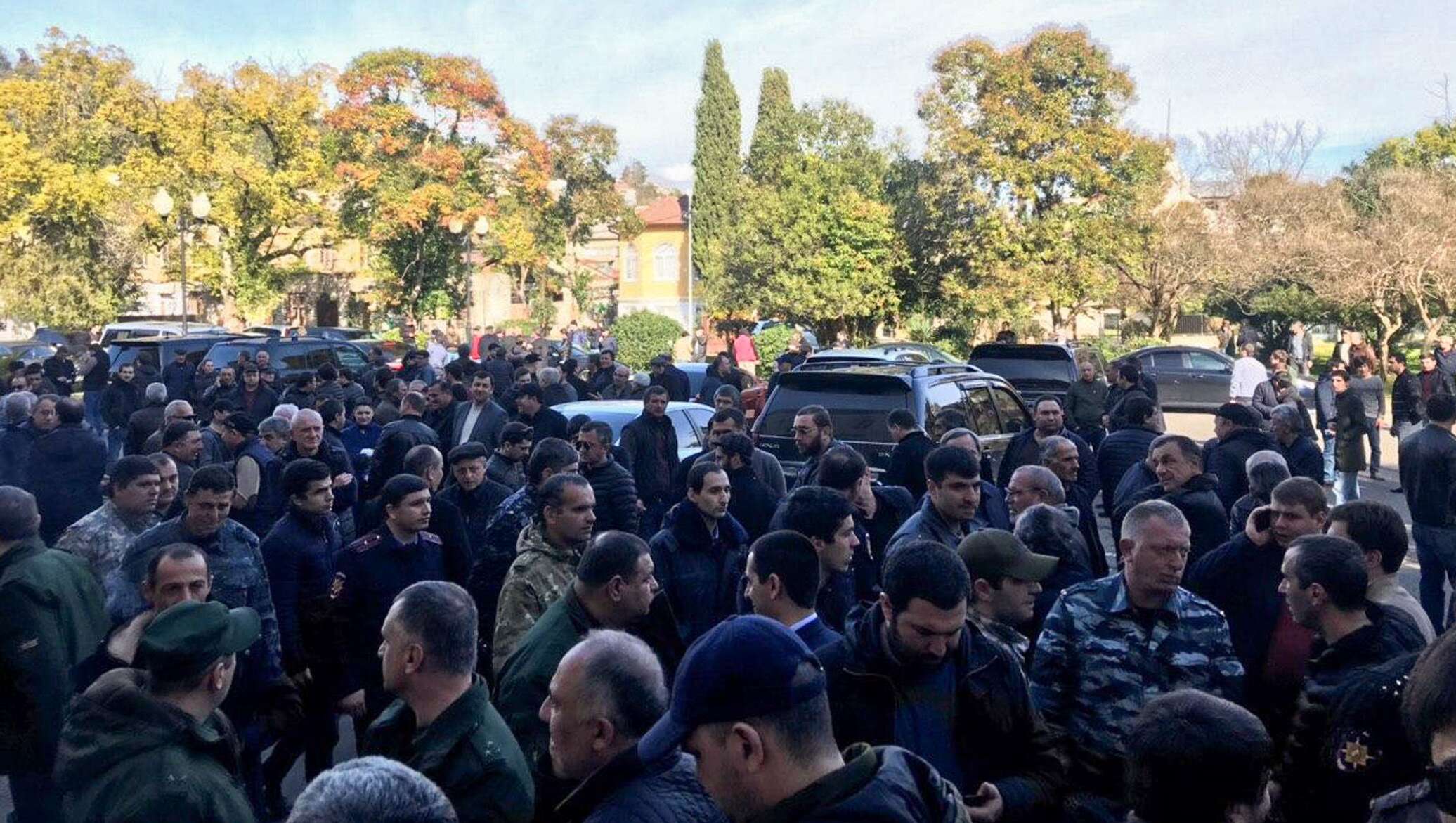 Новости абхазии свежие последние авто. Сторонники Бжания. Бжания на митинге.