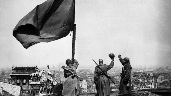 Великая Отечественная война 1941-1945 гг. Советское знамя над Рейхстагом. - Sputnik Абхазия
