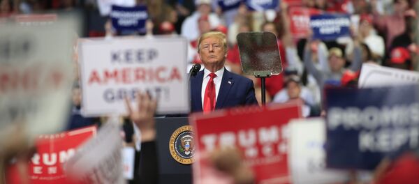 Президент США Дональд Трамп говорит со своими сторонниками во время митинга 2 марта 2020 года в Шарлотте Президент США Дональд Трамп говорит со своими сторонниками во время митинга 2 марта 2020 года в Шарлотте - Sputnik Абхазия