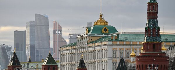 Московский Кремль и небоскребы делового центра Москва-сити. В центре: Большой Кремлевский дворец. Московский Кремль и небоскребы делового центра Москва-сити. В центре: Большой Кремлевский дворец. - Sputnik Абхазия