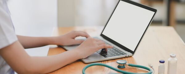 Врач с ноутбуком  - Sputnik Абхазия