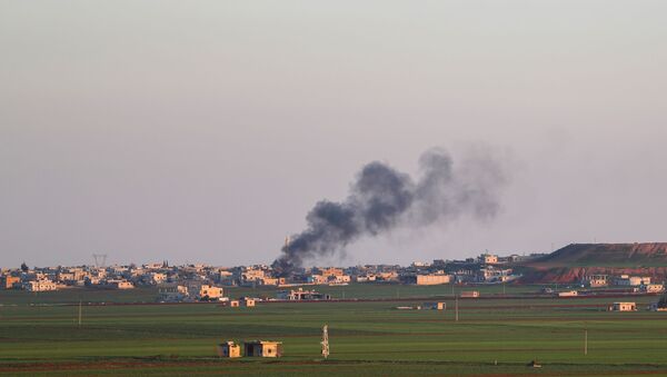 Дым над контролируемой повстанцами деревней Афиш недалеко от удерживаемого режимом города Саракеб - Sputnik Аҧсны