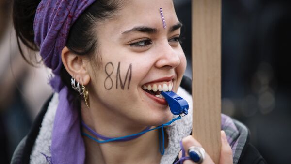 Участница акции протеста женщин в Барселоне в Международный женский день - Sputnik Абхазия