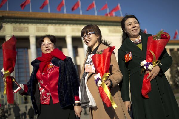 Женщины-делегаты с букетами цветов к 8 марта прибывают в Дом народных собраний в Пекине - Sputnik Абхазия