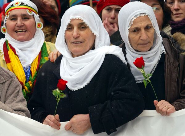 Турецкие курдские женщины с цветами во время демонстрации в Стамбуле в Международный женский день - Sputnik Абхазия
