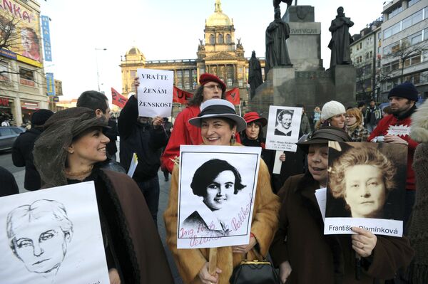 Накануне Международного женского дня активисты и сторонники чешского женского лобби несут портреты выдающихся женщин в истории Чехии - Sputnik Абхазия