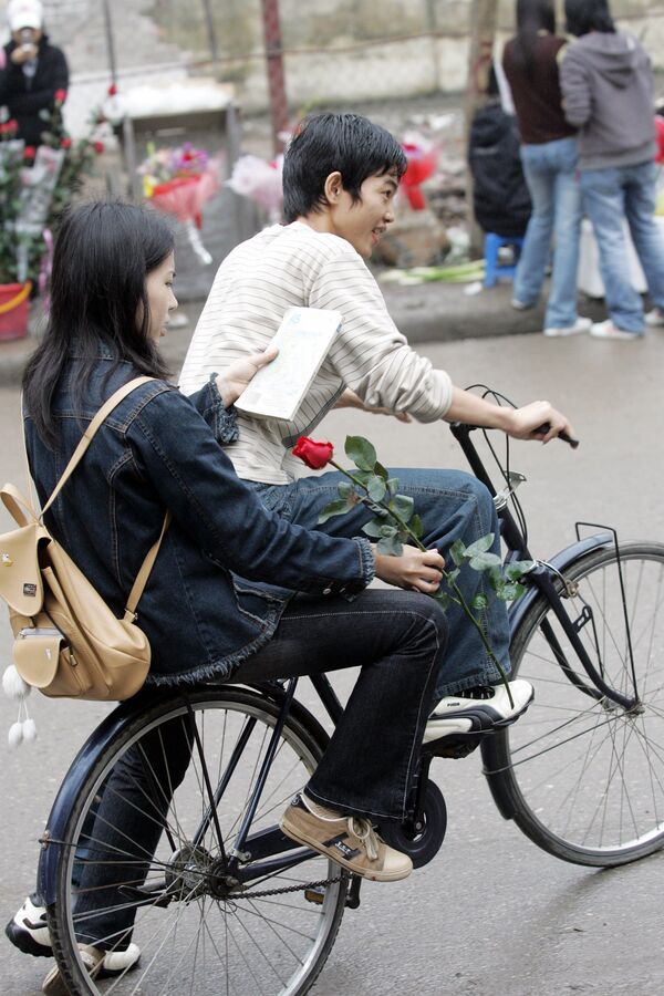 Девушка с розой на багажнике велосипеда в Ханое, Вьетнам - Sputnik Абхазия