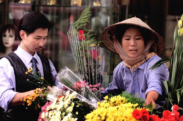 Молодой вьетнамец покупает розы в старом квартале Ханоя, Вьетнам - Sputnik Абхазия