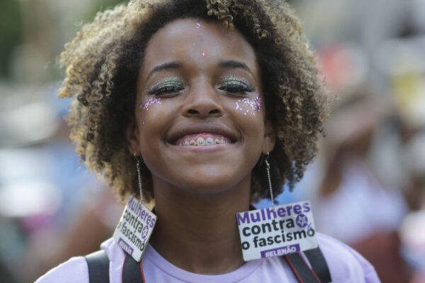Девушка на марше протеста в Рио-де-Жанейро в Международный женский день - Sputnik Абхазия