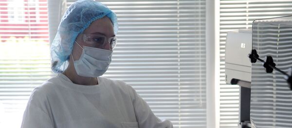 Биолог работает с автоматическим иммунологическим анализатором  - Sputnik Абхазия