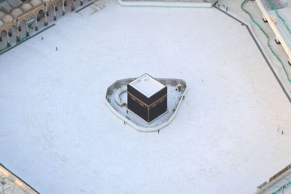 Пустое пространство вокруг Каабы в Большой мечети Мекки на аэрофотоснимке  - Sputnik Абхазия