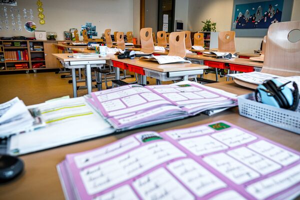 Пустой класс в начальной школе в Сон-ан-Брейгеле на юге Нидерландов после приостановки занятий из-за коронавируса - Sputnik Абхазия