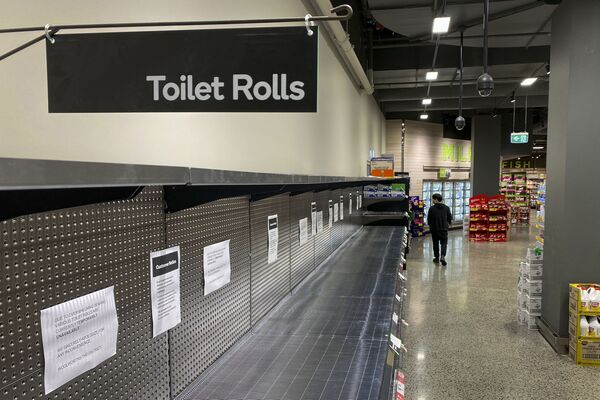 Покупатель проходит мимо пустых полок для туалетной бумаги в супермаркете в Мельбурне  - Sputnik Абхазия
