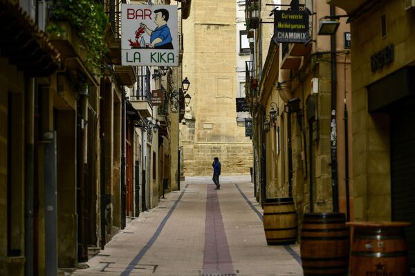 Человек на пустой улице в Северной Испании  - Sputnik Абхазия