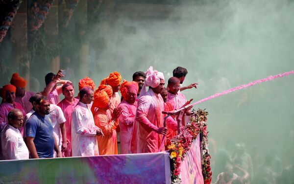 Празднование фестиваля Холи в Ахмедабаде, Индия - Sputnik Абхазия