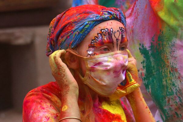 Турист в медицинской маске во время празднования фестиваля Холи в Пушкаре, Индия - Sputnik Абхазия