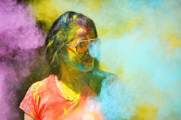 Участница фестиваля Холи в Мумбаи, Индия - Sputnik Абхазия
