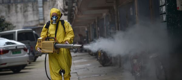 11 марта 2020 года медицинский работник распыляет дезинфицирующее средство в жилом районе Ухань в центральной провинции Китая Хубэй. - Китай сообщил об увеличении числа случаев завоза коронавируса 11 марта, что усиливает опасения, что инфекции из-за рубежа могут подорвать прогресс в прекращении распространения вируса 11 марта 2020 года медицинский работник распыляет дезинфицирующее средство в жилом районе Ухань в центральной провинции Китая Хубэй. - Китай сообщил об увеличении числа случаев завоза коронавируса 11 марта, что усиливает опасения, что инфекции из-за рубежа могут подорвать прогресс в прекращении распространения вируса - Sputnik Абхазия