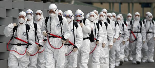 Южнокорейские солдаты, носящие защитное снаряжение, передвигаются для распыления дезинфицирующего средства в рамках профилактических мер против распространения коронавируса COVID-19 на железнодорожной станции Тондэгу в Тэгу 29 февраля 2020 года. - Южная Корея подтвердила еще 594 случая коронавируса 29 февраля. Наибольший рост на сегодняшний день для страны, и в целом по стране - 2931 инфекция с тремя дополнительными смертями - Sputnik Абхазия