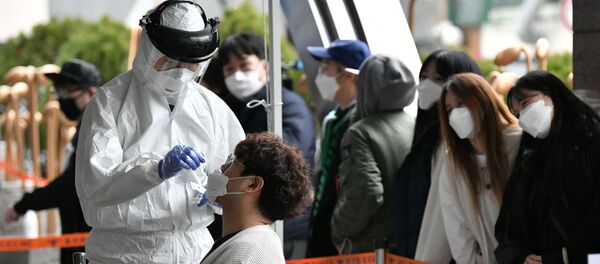 Медицинский работник, одетый в защитное снаряжение, берет пробы у рабочих в здании, где было подтверждено наличие коронавируса COVID-19 у 46 человек, во временном испытательном центре для вирусов в Сеуле 10 марта 2020 года. - Южная Корея, одна из худших В пострадавших странах от эпидемии коронавируса за пределами Китая 10 марта впервые за две недели было зарегистрировано менее 150 новых случаев. Рост числа инфекций составил 7513 человек. Медицинский работник, одетый в защитное снаряжение, берет пробы у рабочих в здании, где было подтверждено наличие коронавируса COVID-19 у 46 человек, во временном испытательном центре для вирусов в Сеуле 10 марта 2020 года. - Южная Корея, одна из худших В пострадавших странах от эпидемии коронавируса за пределами Китая 10 марта впервые за две недели было зарегистрировано менее 150 новых случаев. Рост числа инфекций составил 7513 человек. - Sputnik Абхазия