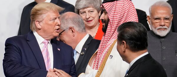 Наследный принц Саудовской Аравии Мухаммед ибн Салман Аль Сауд обменивается рукопожатием с президентом США Дональдом Трампом во время фотосессии семейных фотографий на саммите лидеров G20 в Осаке, Япония Наследный принц Саудовской Аравии Мухаммед ибн Салман Аль Сауд обменивается рукопожатием с президентом США Дональдом Трампом во время фотосессии семейных фотографий на саммите лидеров G20 в Осаке, Япония - Sputnik Абхазия